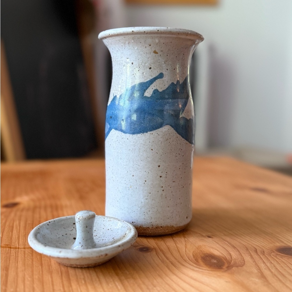 Handcrafted studio pottery with lid blue splash wave design - Picture 7 of 12